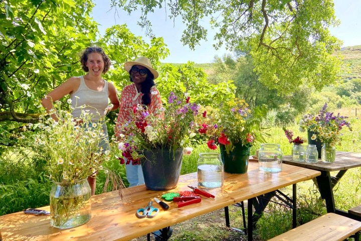 Flower bouquet workshop on an organic farm in Monchique Algarve