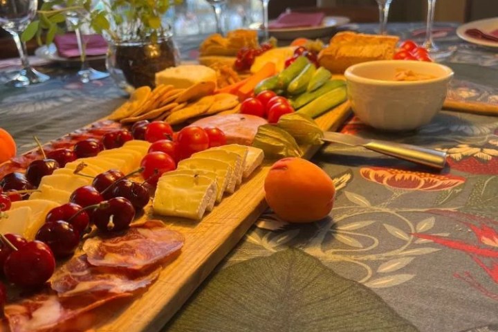Traditional Alentejo aperitif with bread cheese and wine