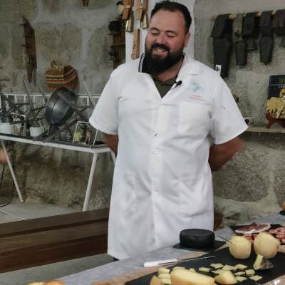 Cheesemaker presenting finished Serra da Estrela DOP cheeses