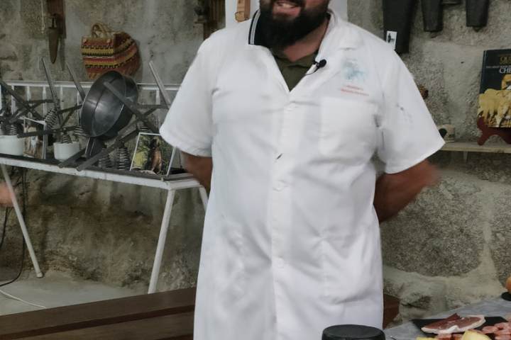 Cheesemaker presenting finished Serra da Estrela DOP cheeses